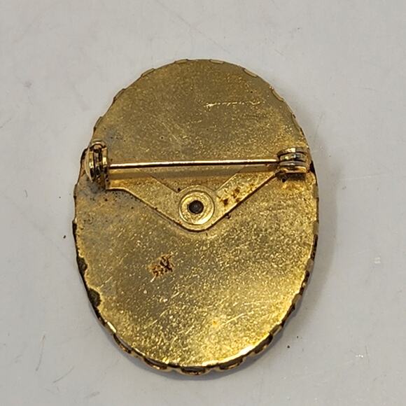 German Shepherd Dog Oval Porcelain Cameo Style Brooch Pin Gold Tone Scalloped - Picture 3 of 4